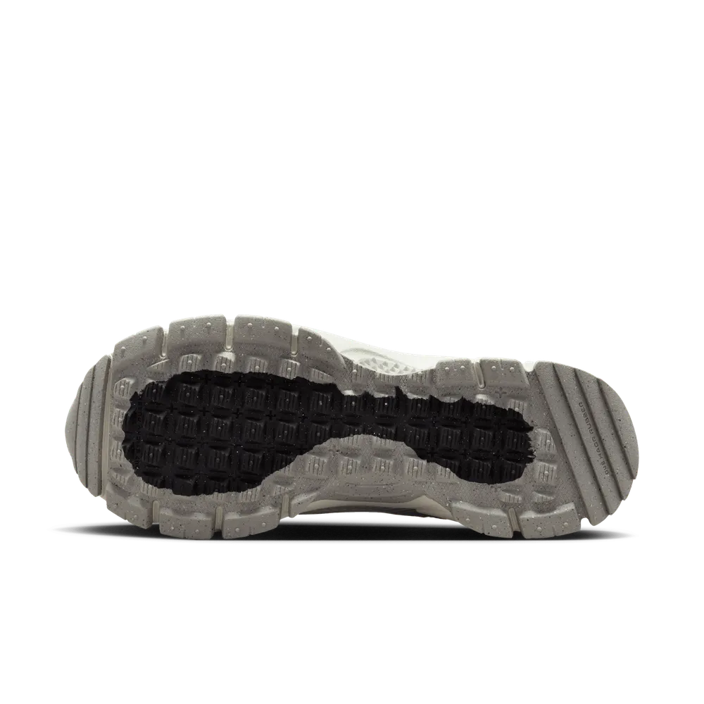 CFCABE_Nike-Zoom-Vomero-Roam_SUMMIT-WHITE_HV6410-100_img2