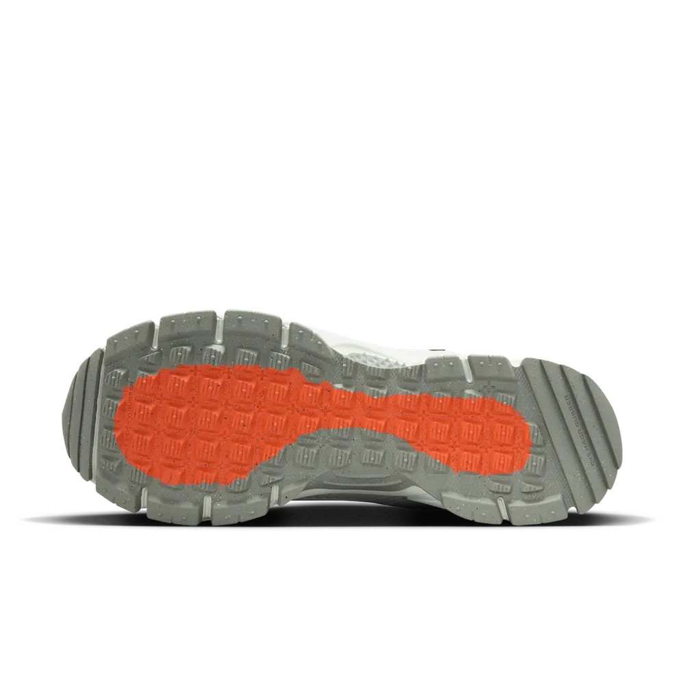 000000_Nike-Zoom-Vomero-Roam_BLACK-LIGHT-SILVER_FV2295-001_img2