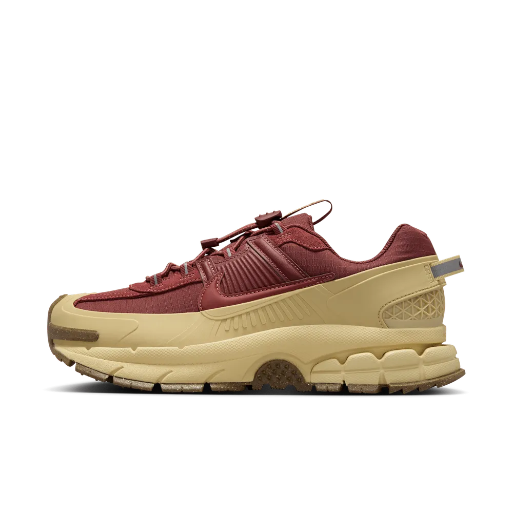 90413E_Nike-Zoom-Vomero-Roam_TEAM-GOLD-BURGUNDY_HQ2181-700_img0