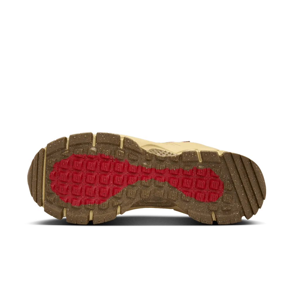 90413E_Nike-Zoom-Vomero-Roam_TEAM-GOLD-BURGUNDY_HQ2181-700_img1