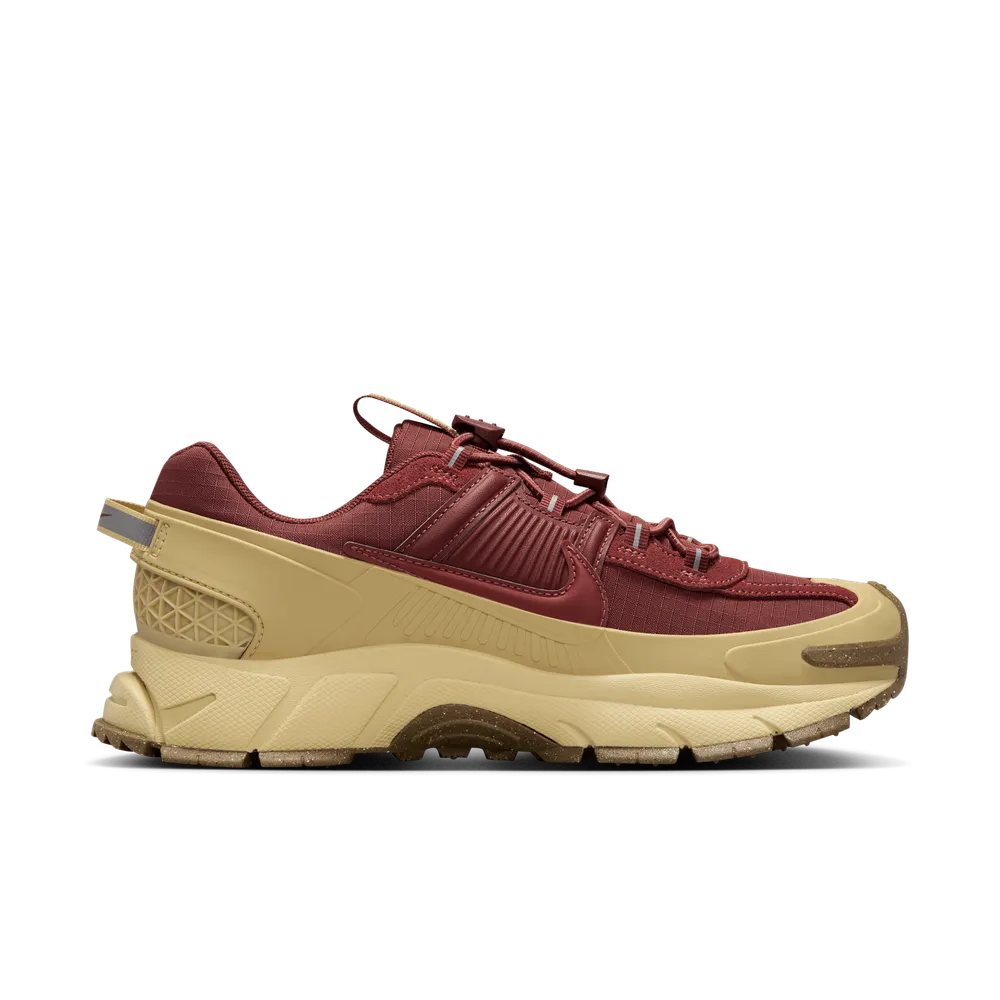 90413E_Nike-Zoom-Vomero-Roam_TEAM-GOLD-BURGUNDY_HQ2181-700_img2