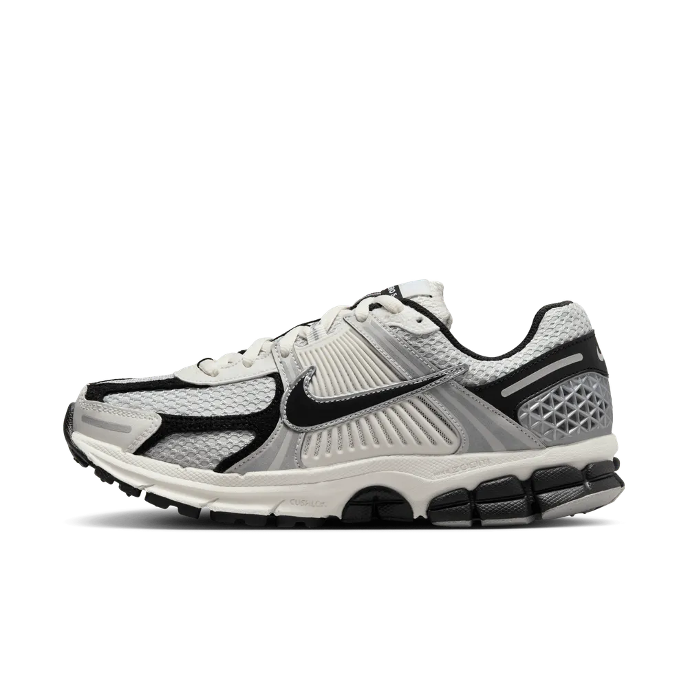 727272_Nike-Zoom-Vomero-5-WMNS_PHOTON-DUST-BLACK_HQ1182-001_img1