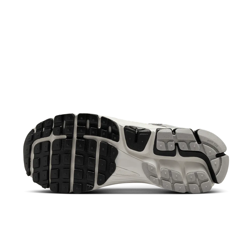 727272_Nike-Zoom-Vomero-5-WMNS_PHOTON-DUST-BLACK_HQ1182-001_img2