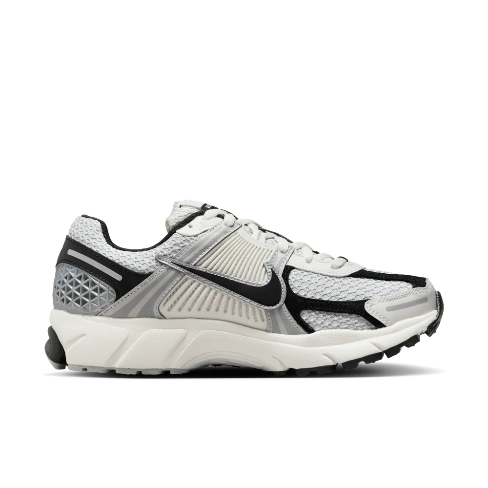 727272_Nike-Zoom-Vomero-5-WMNS_PHOTON-DUST-BLACK_HQ1182-001_img3