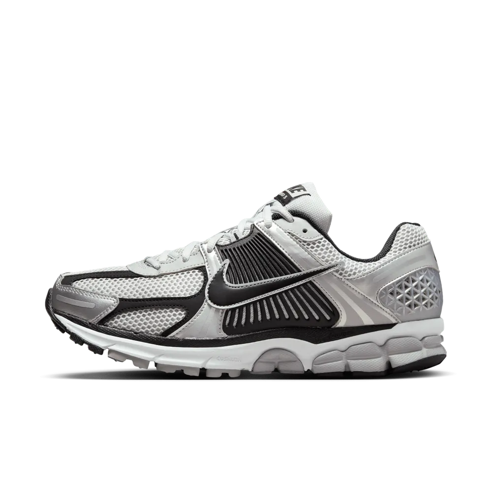 928B8F_Nike-Zoom-Vomero-5_METALLIC-SILVER-BLACK_FJ4151-004_img1