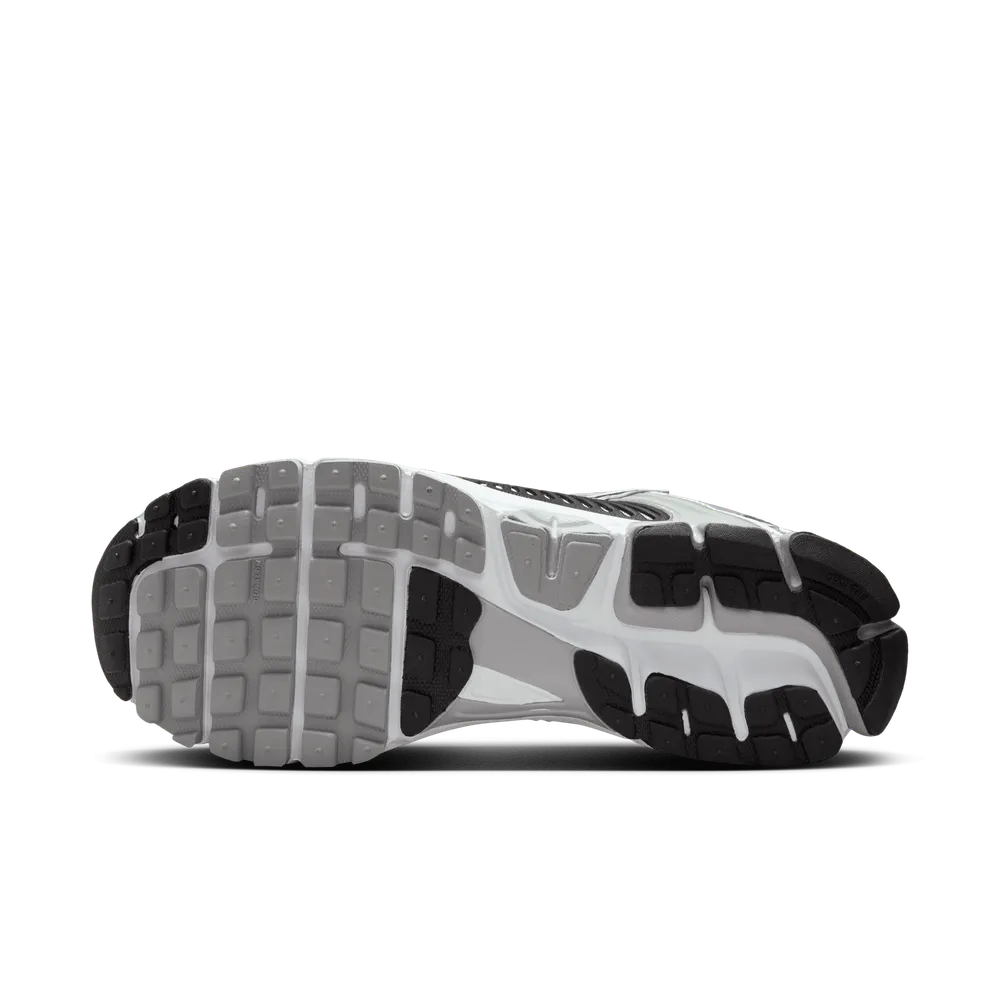 928B8F_Nike-Zoom-Vomero-5_METALLIC-SILVER-BLACK_FJ4151-004_img2