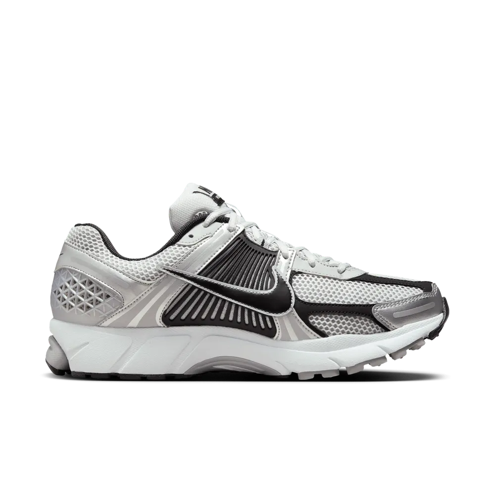 928B8F_Nike-Zoom-Vomero-5_METALLIC-SILVER-BLACK_FJ4151-004_img3