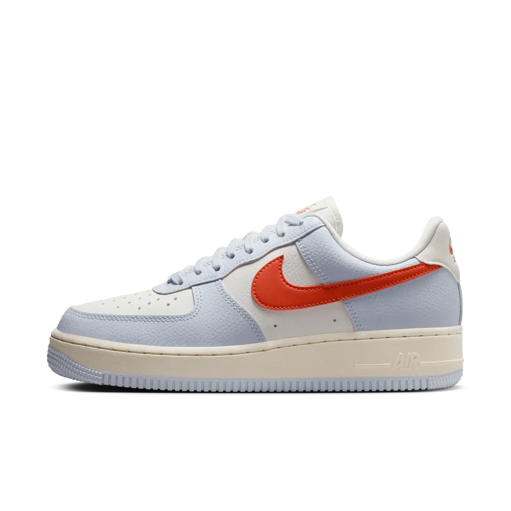 A0A7B3_Nike-Air-Force-1-'07_FOOTBALL-GREY-CORAL_HV0843-085_img1