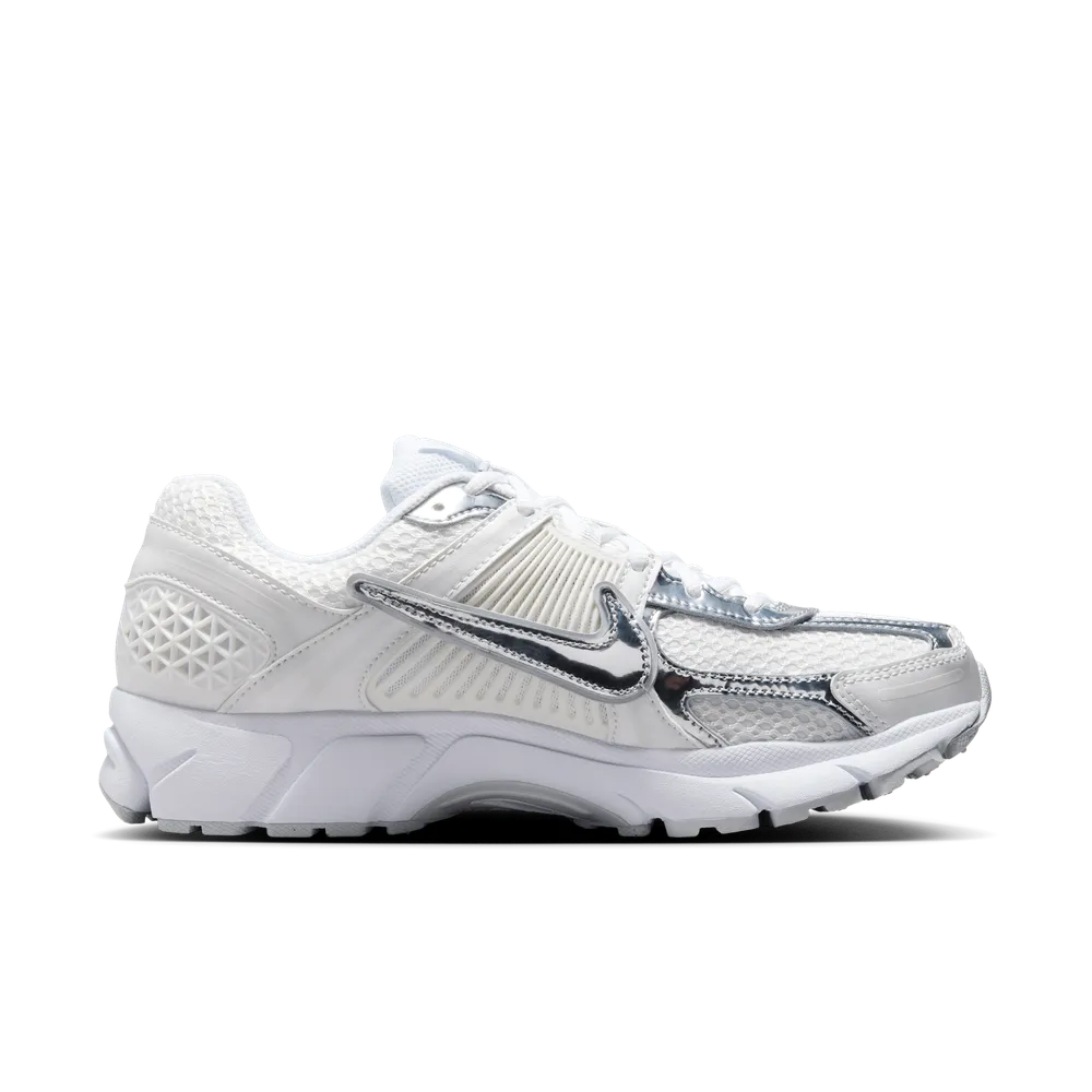 999999_Nike-Zoom-Vomero-5-WMNS_CHROME-TOE_HF7723-100_img2