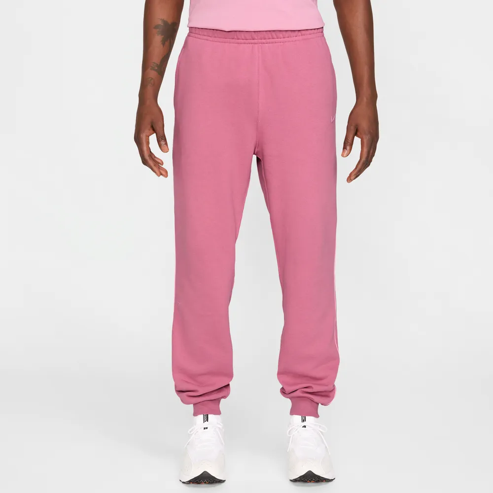 BE6D82_NOCTA-x-Nike-NRG-Fleece-Pants_DESERT-BERRY_FN7661-667_img1