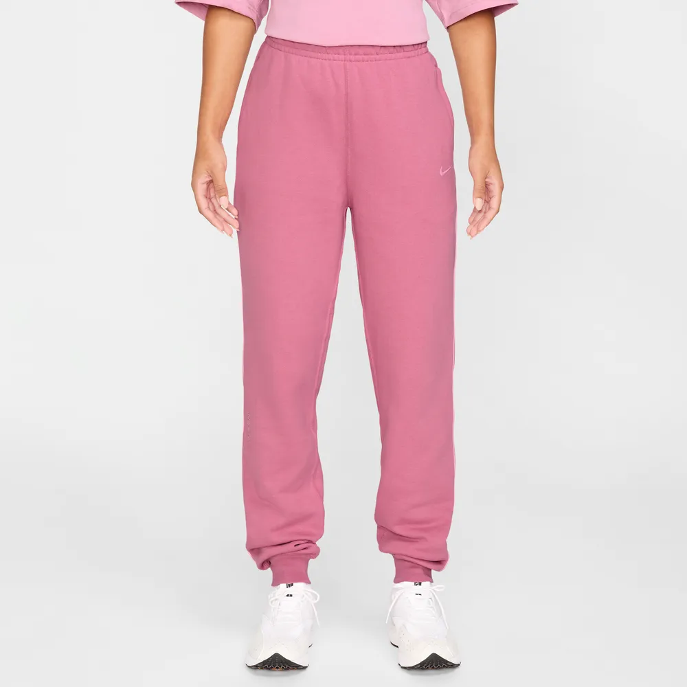 BE6D82_NOCTA-x-Nike-NRG-Fleece-Pants_DESERT-BERRY_FN7661-667_img2