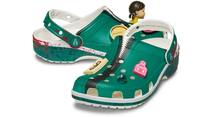 44967F_Squid-Game-x-Crocs-Classic-Clog_GREEN-JUMPSUIT_210224-90H_img1