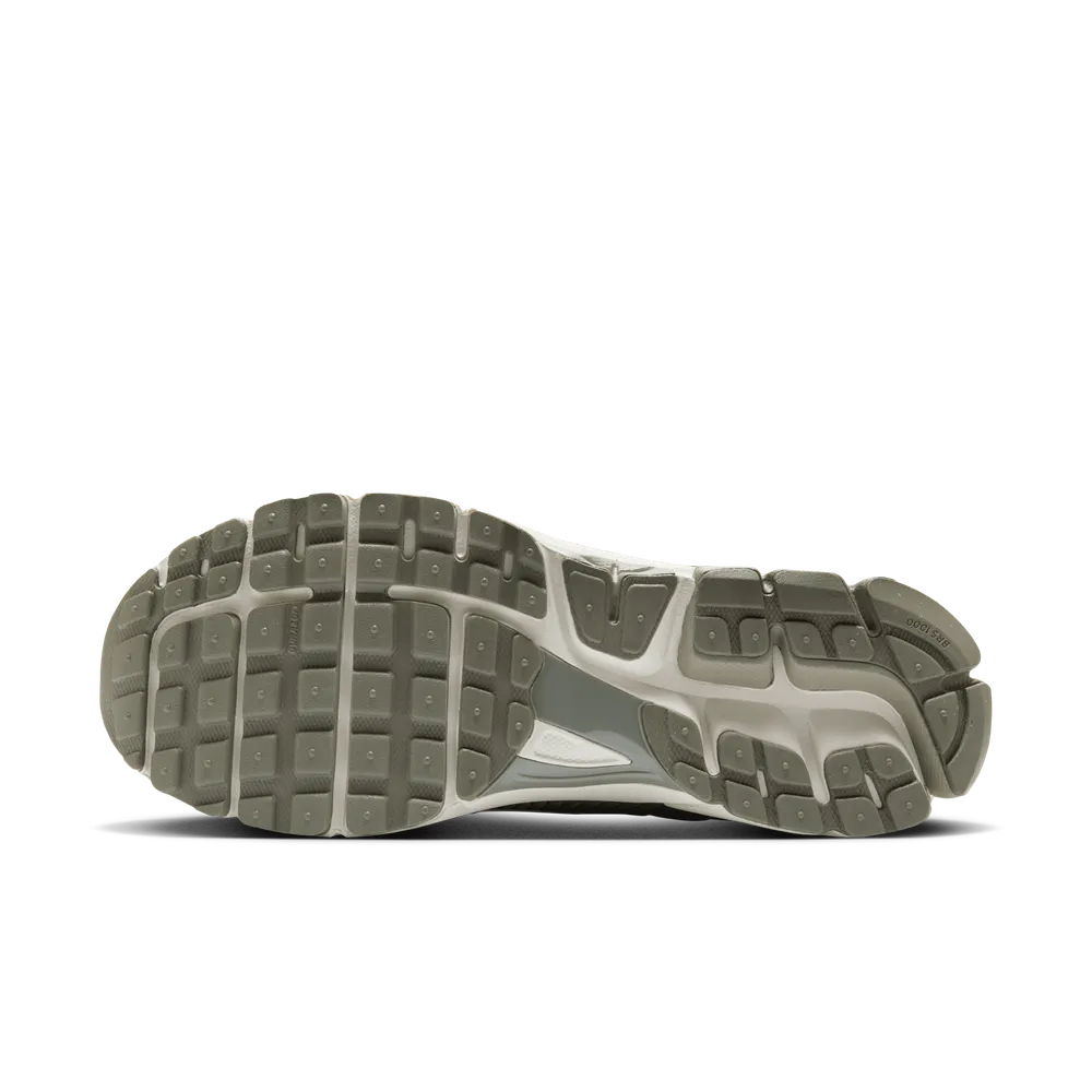 7B746A_Nike-Zoom-Vomero-5_DARK-STUCCO_HF1553-002_img1