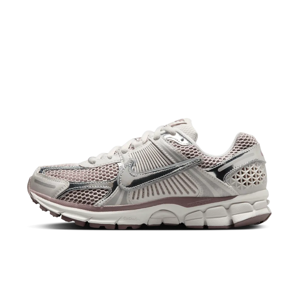 897F7E_Nike-Zoom-Vomero-5_CHROME-PLATINUM-VIOLET_HV6417-001_img0