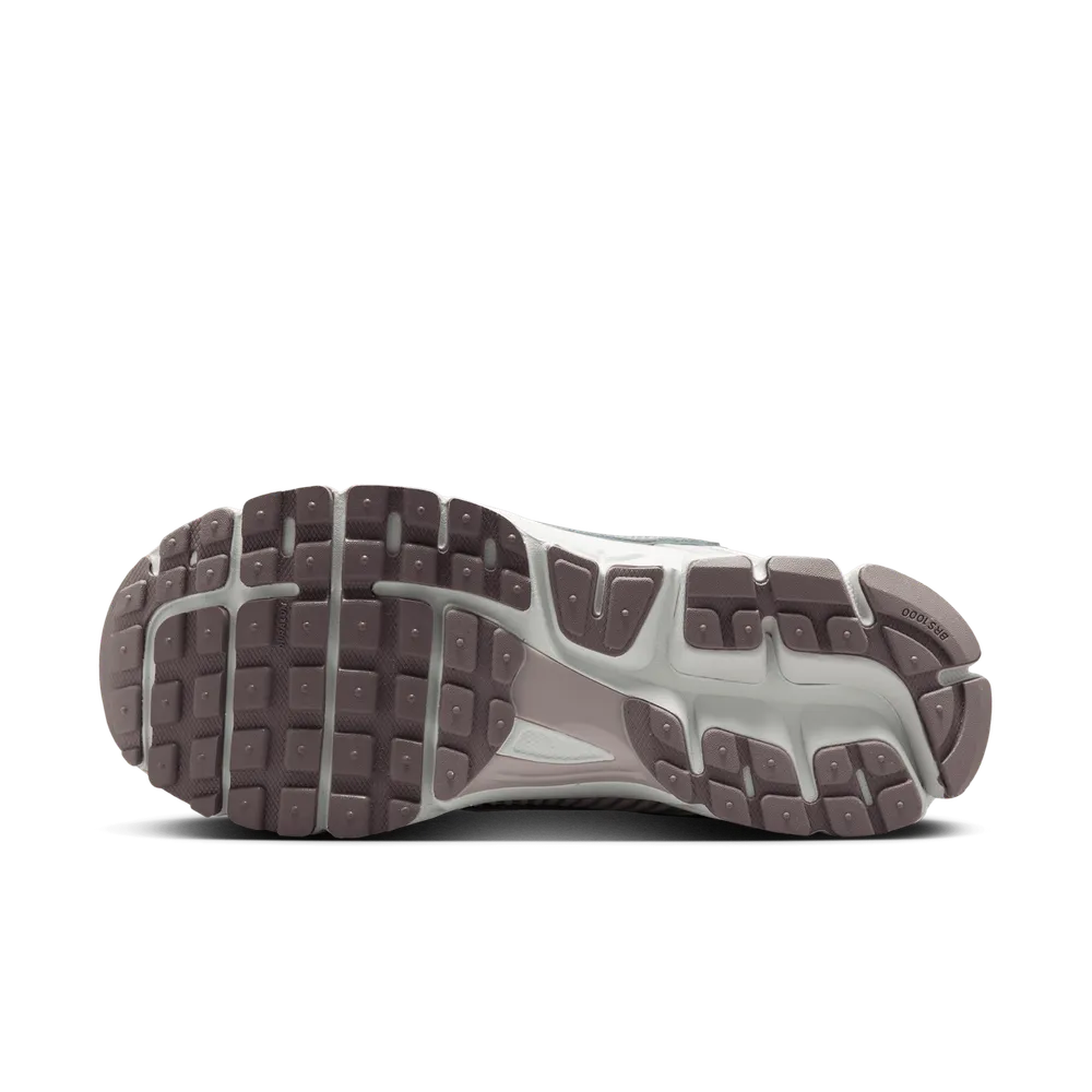 897F7E_Nike-Zoom-Vomero-5_CHROME-PLATINUM-VIOLET_HV6417-001_img1