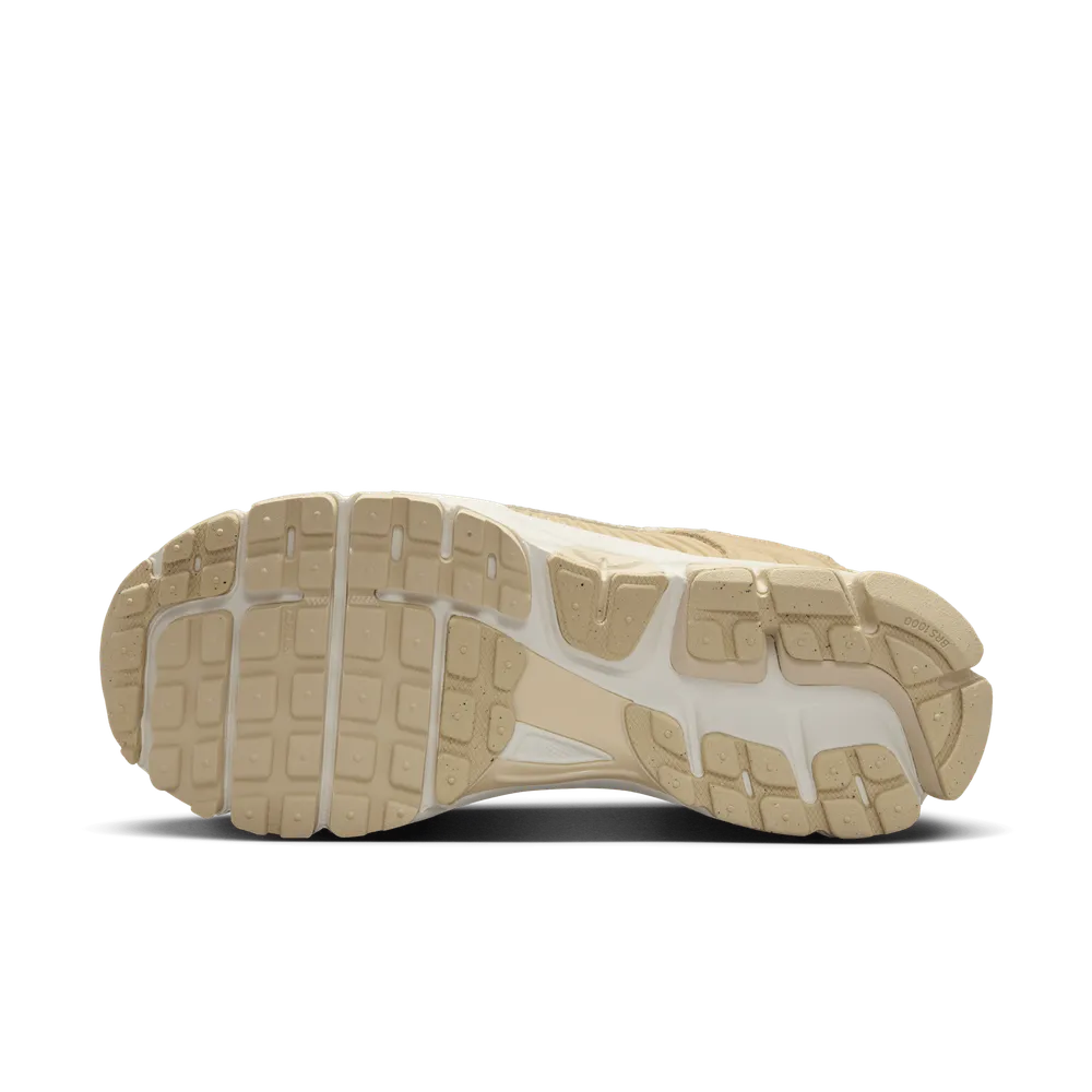 C1AA8E_Nike-Zoom-Vomero-5-WMNS_BEACH_HQ0458-200_img1