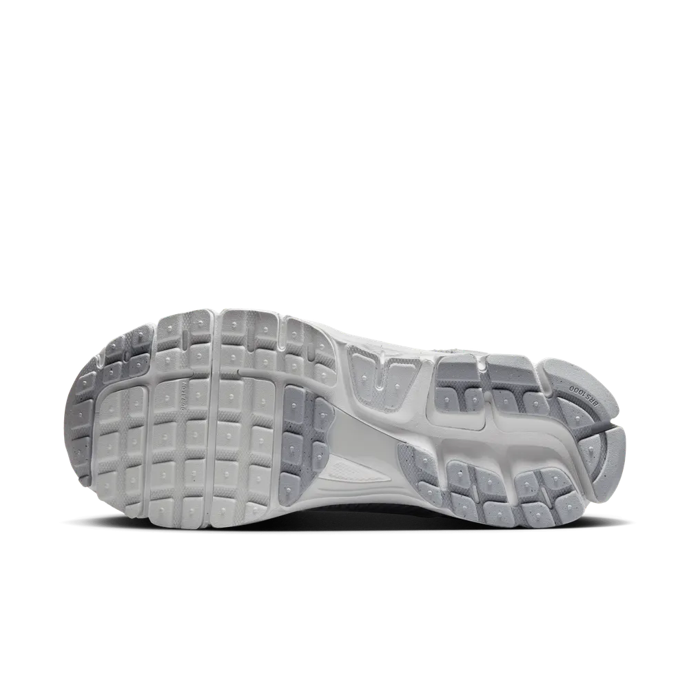 B0AEAF_Nike-Zoom-Vomero-5-WMNS_PURE-PLATINUM_HQ0458-001_img1