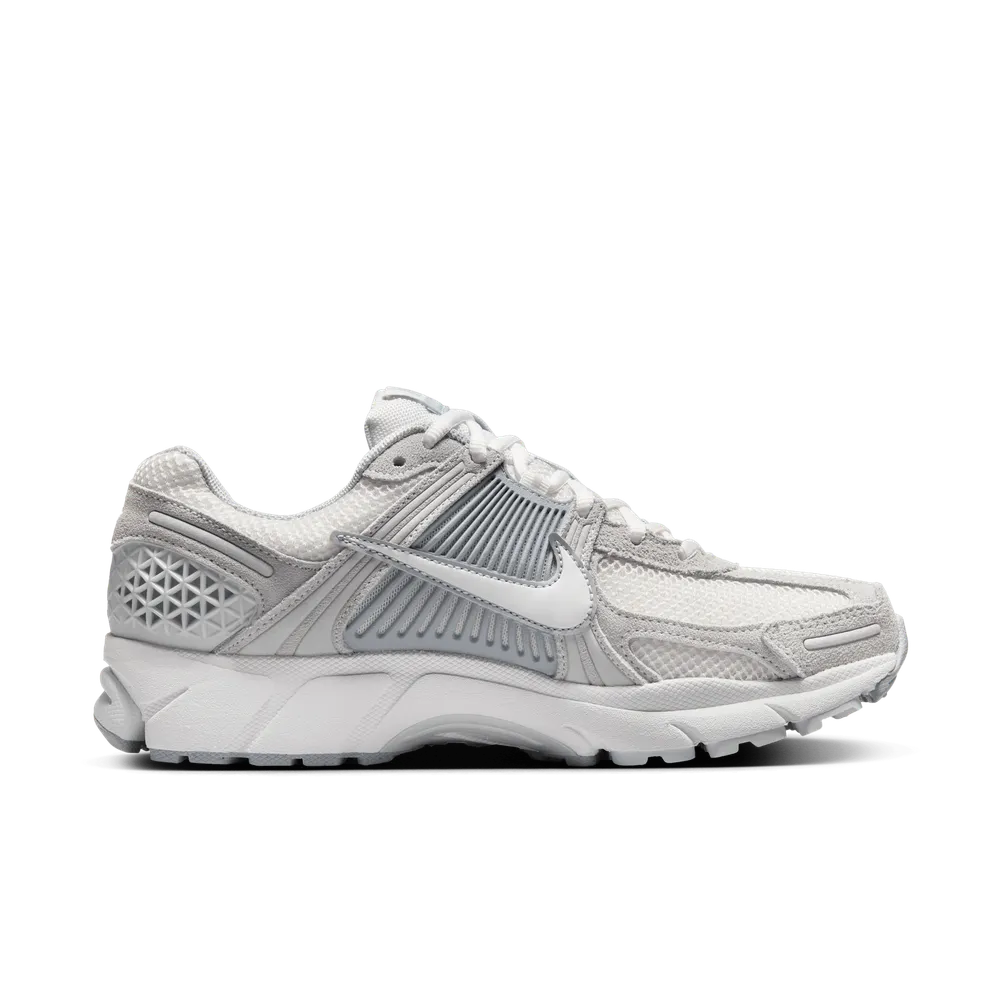 B0AEAF_Nike-Zoom-Vomero-5-WMNS_PURE-PLATINUM_HQ0458-001_img2