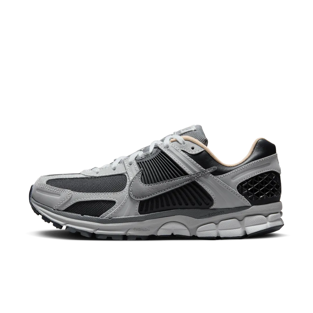 000000_Nike-Zoom-Vomero-5_DARK-SMOKE-GREY_HV5982-001_img0