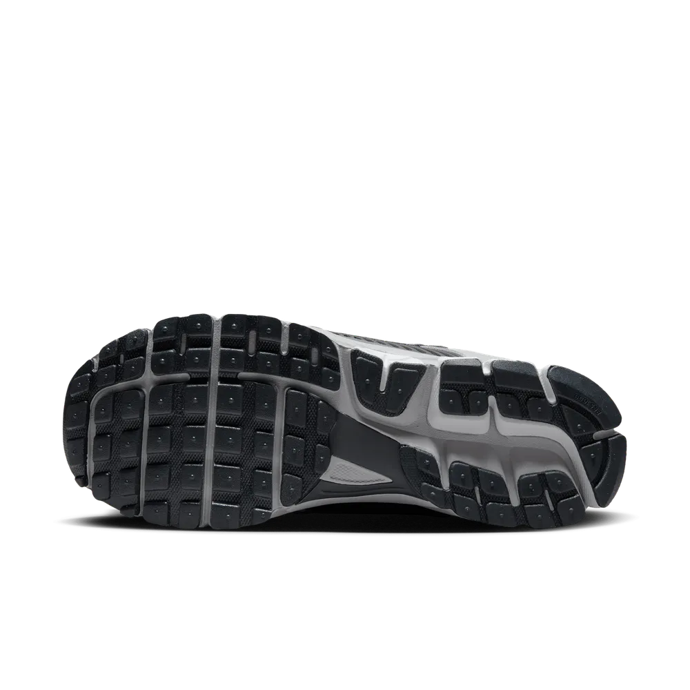 000000_Nike-Zoom-Vomero-5_DARK-SMOKE-GREY_HV5982-001_img1