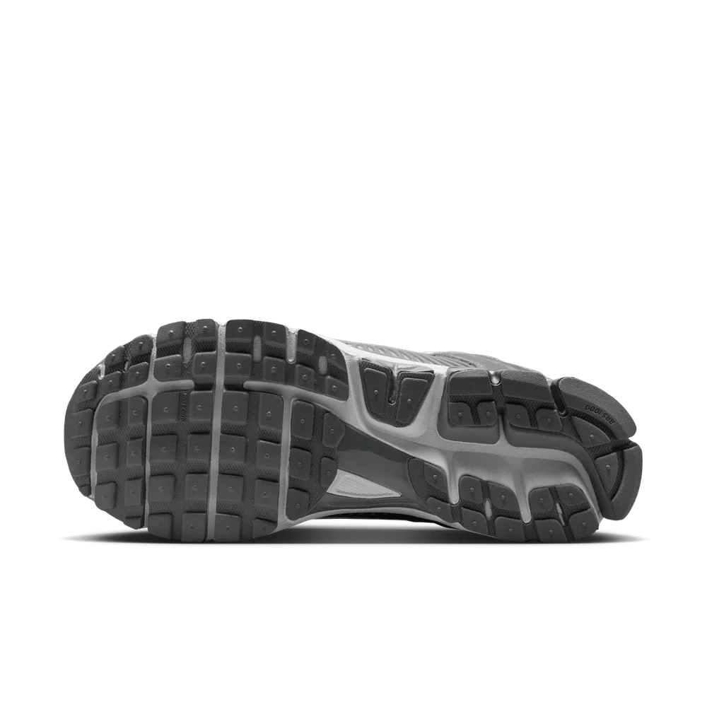 313034_Nike-Zoom-Vomero-5_COOL-GREY_HF1553-003_img1