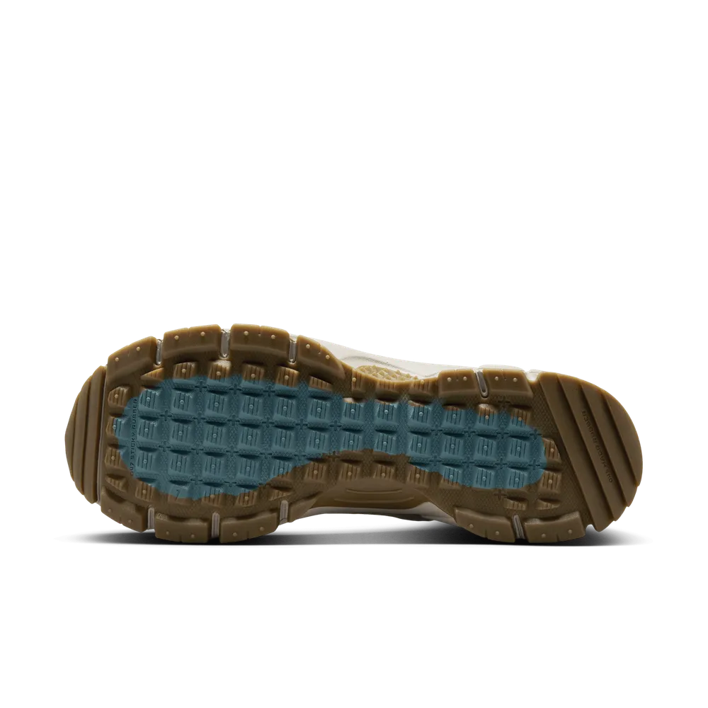 CBC1B9_Nike-Zoom-Vomero-Roam_College-Grey-Gum_HV4294-009_img1
