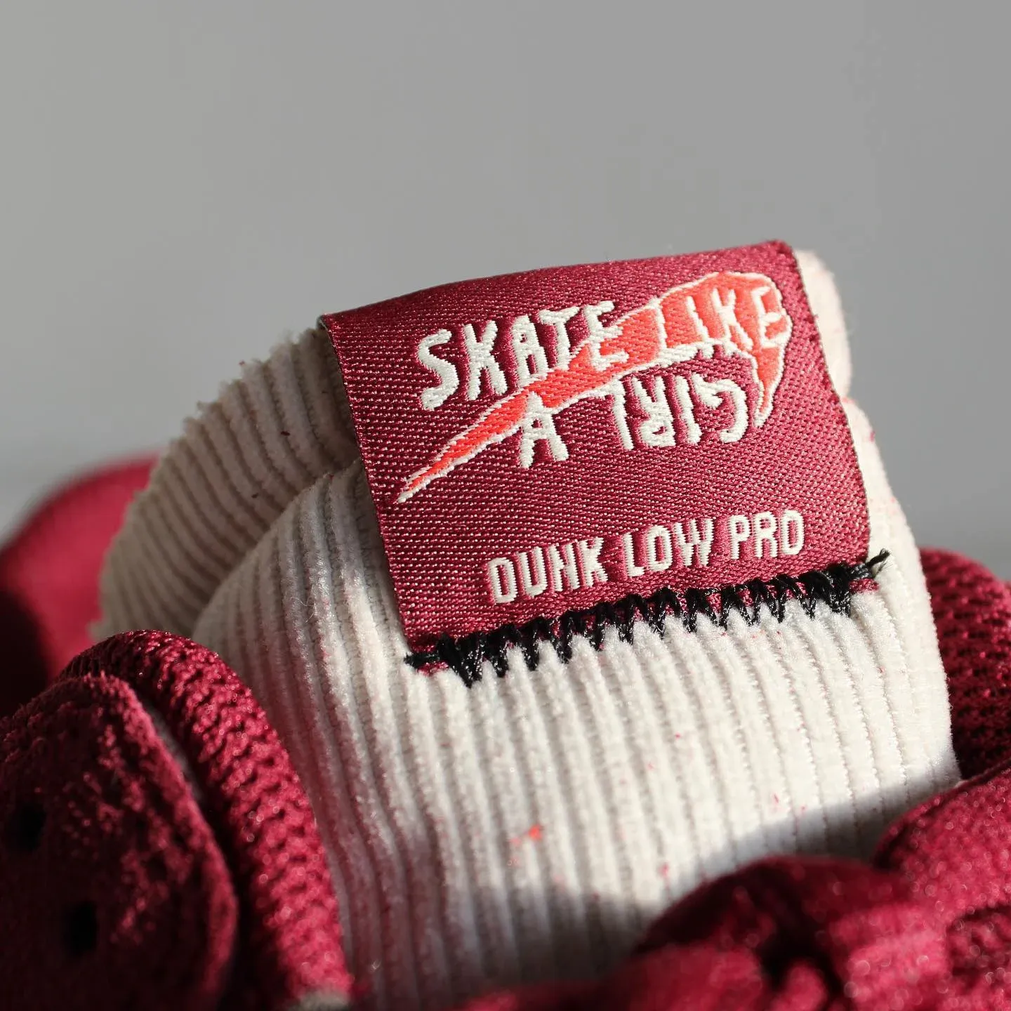 les meilleures sorties sneakers octobre 2022 skate like a girl x nike sb dunk low pro bordeaux 