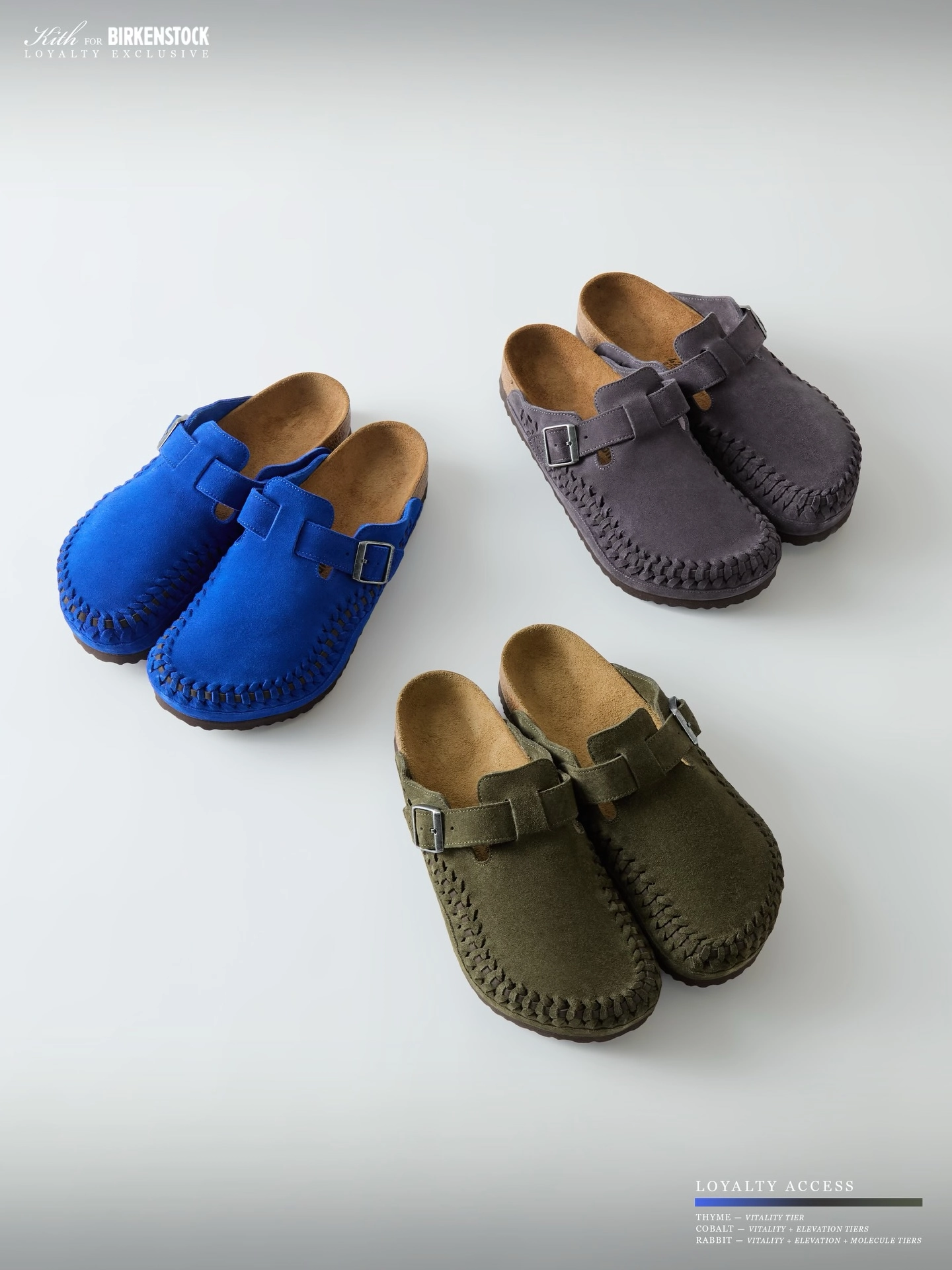 Trois paires de sandales Kith x Birkenstock en bleu, gris et vert sur fond blanc