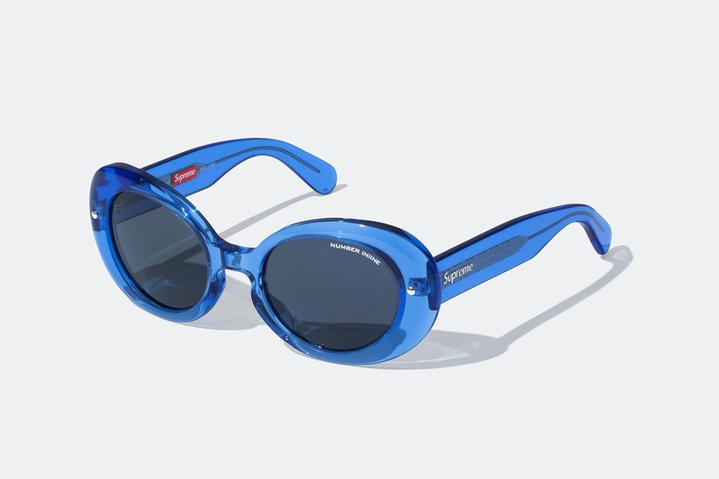 lunettes de soleil bleu translucide Supreme x Number (N)ine posées sur fond blanc