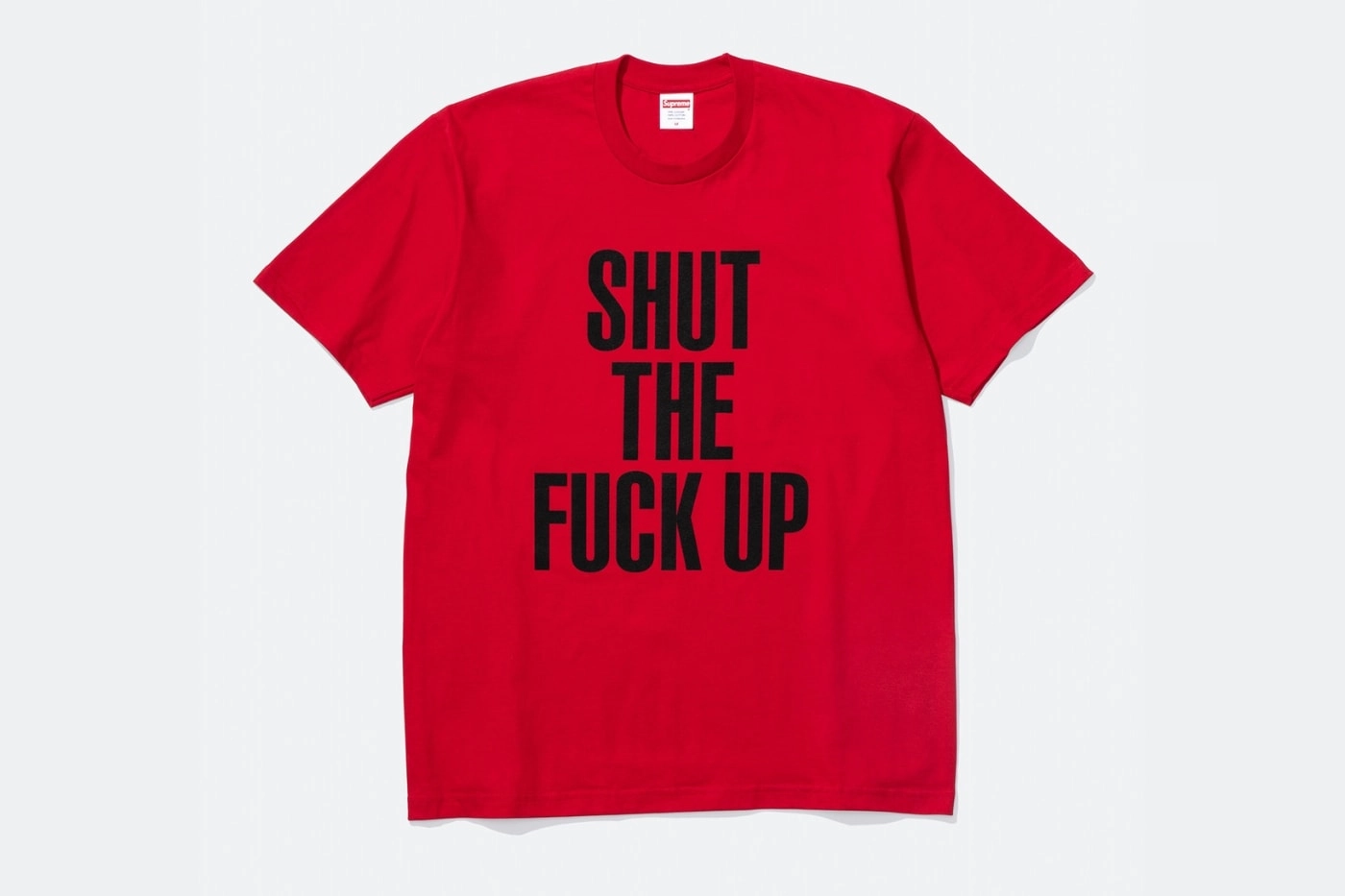 t-shirt rouge Supreme avec texte noir "Shut the Fuck Up" sur fond blanc