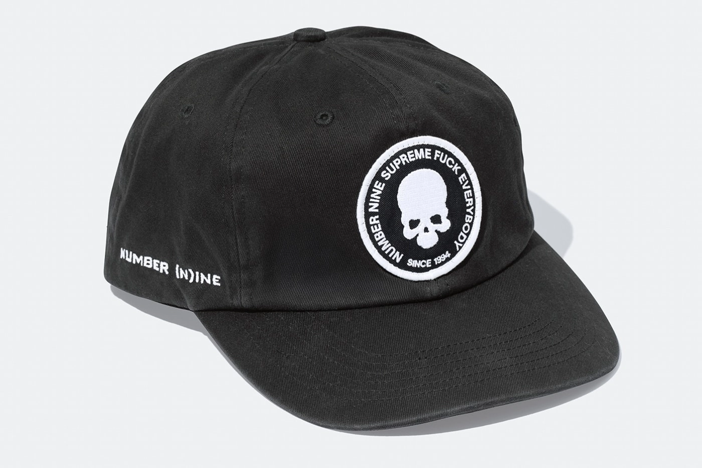 casquette noire avec logo tête de mort Supreme x Number Nine sur fond blanc