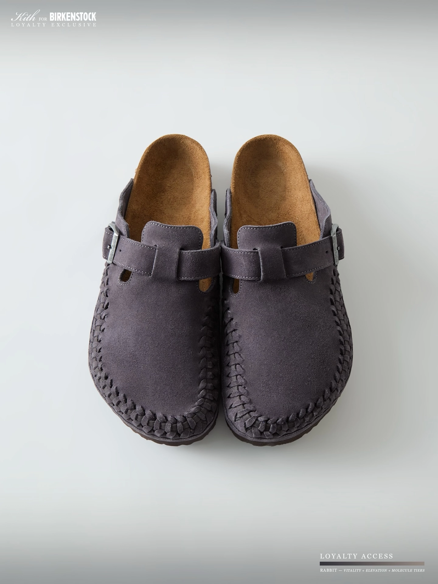 Paire de mocassins gris Kith x Birkenstock vue de dessus posée sur fond gris
