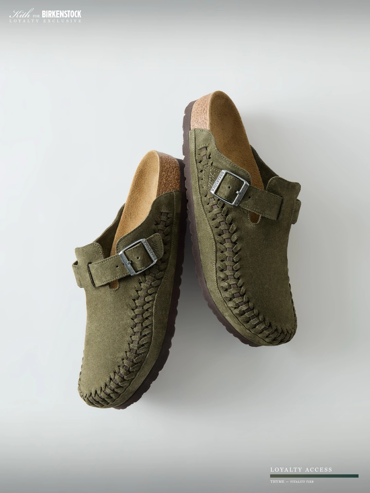 Sandales Kith x Birkenstock vertes posées sur fond gris clair