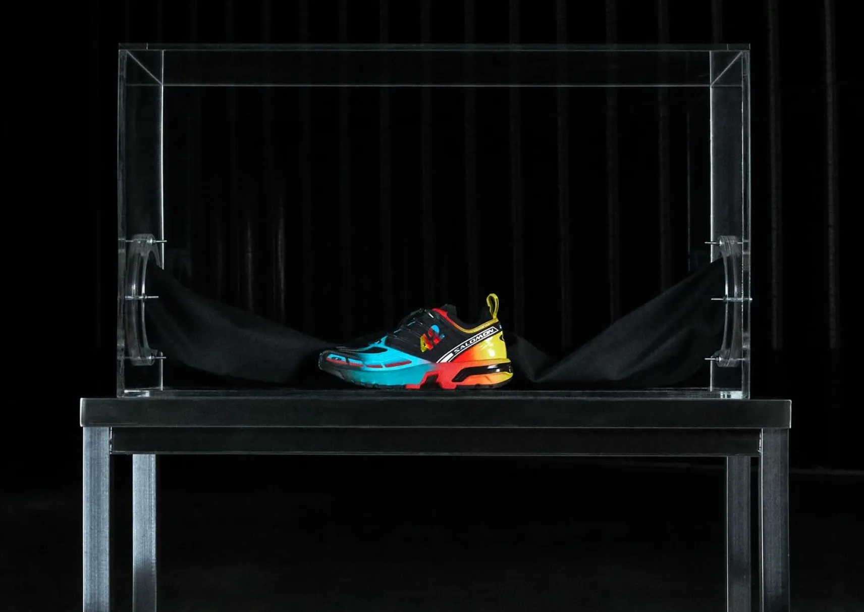 Troisième collaboration entre Salomon et l'Art de l'Auto, inspirée par l'aérodynamisme