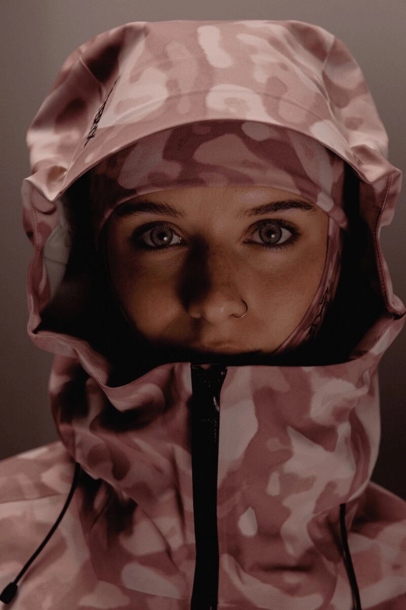 Femme portant une veste Arc'teryx Atomic Grottoflage 2025 à motif camouflage rose