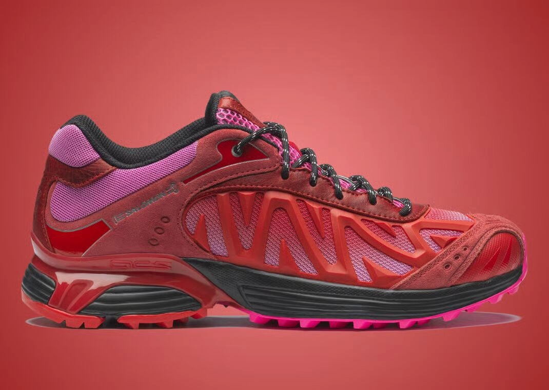 british streetwear brand aries links with salomon for xt whisper pack 1 rose et rouge vu latéral droit