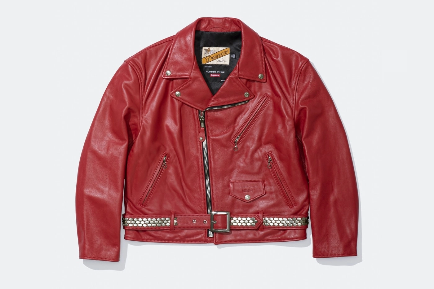 blouson en cuir rouge Supreme et Number N(ine) posé sur fond clair