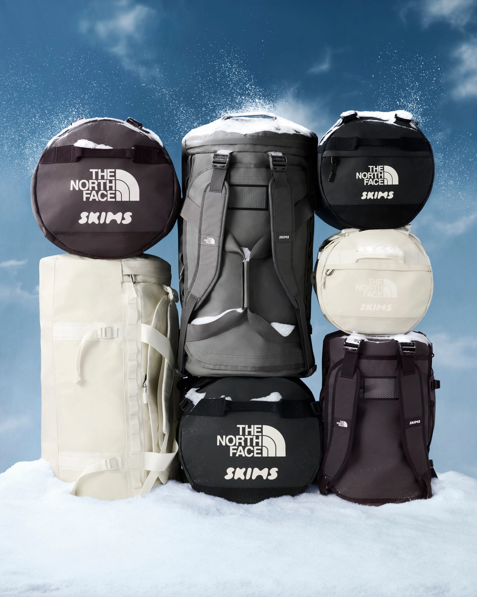 Sacs Skims x North Face de différentes tailles et couleurs posés sur la neige