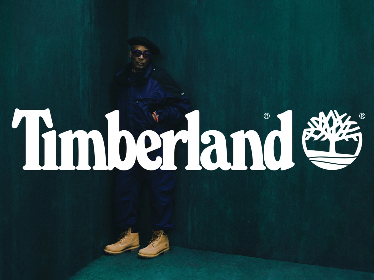 Spike Lee portant la Granite State Waterproof Rain Jacket Timberland lors de la campagne Advice of an Icon FW25