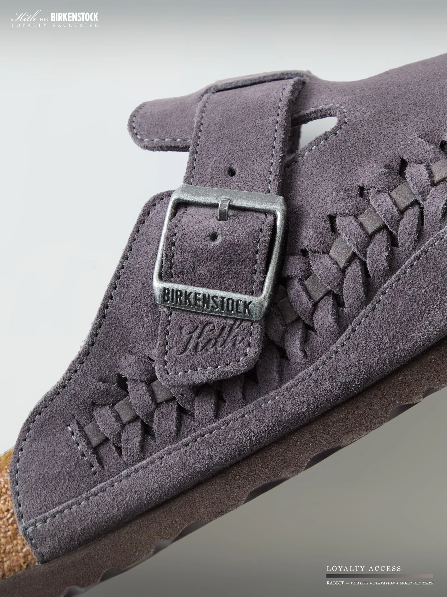 Gros plan sur sandale Kith x Birkenstock en daim gris avec boucle en métal gravée