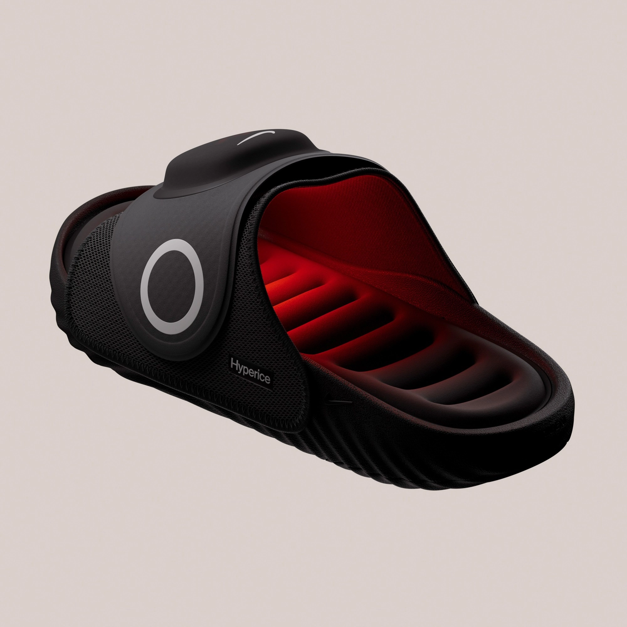 Nike Air Zoom Hyperslide noire de trois quarts, chausson chauffant rouge allumé
