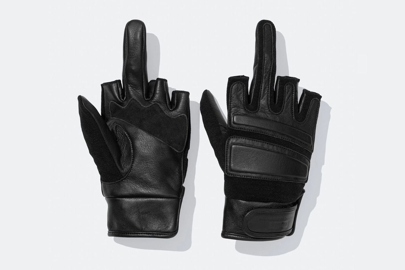 paire de gants en cuir noirs Supreme x Number N(ine) posés sur fond blanc