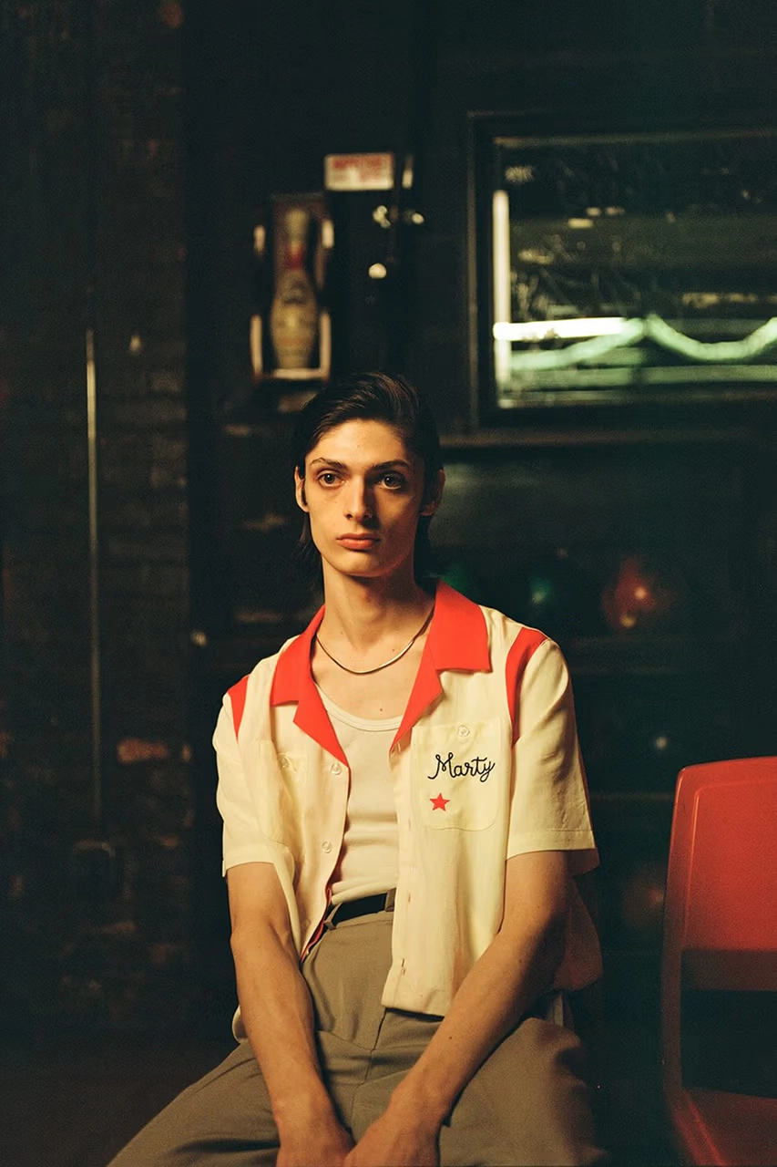 Golf Wang's Marty Supreme Collection homme portant polo ouvert blanc et rouge