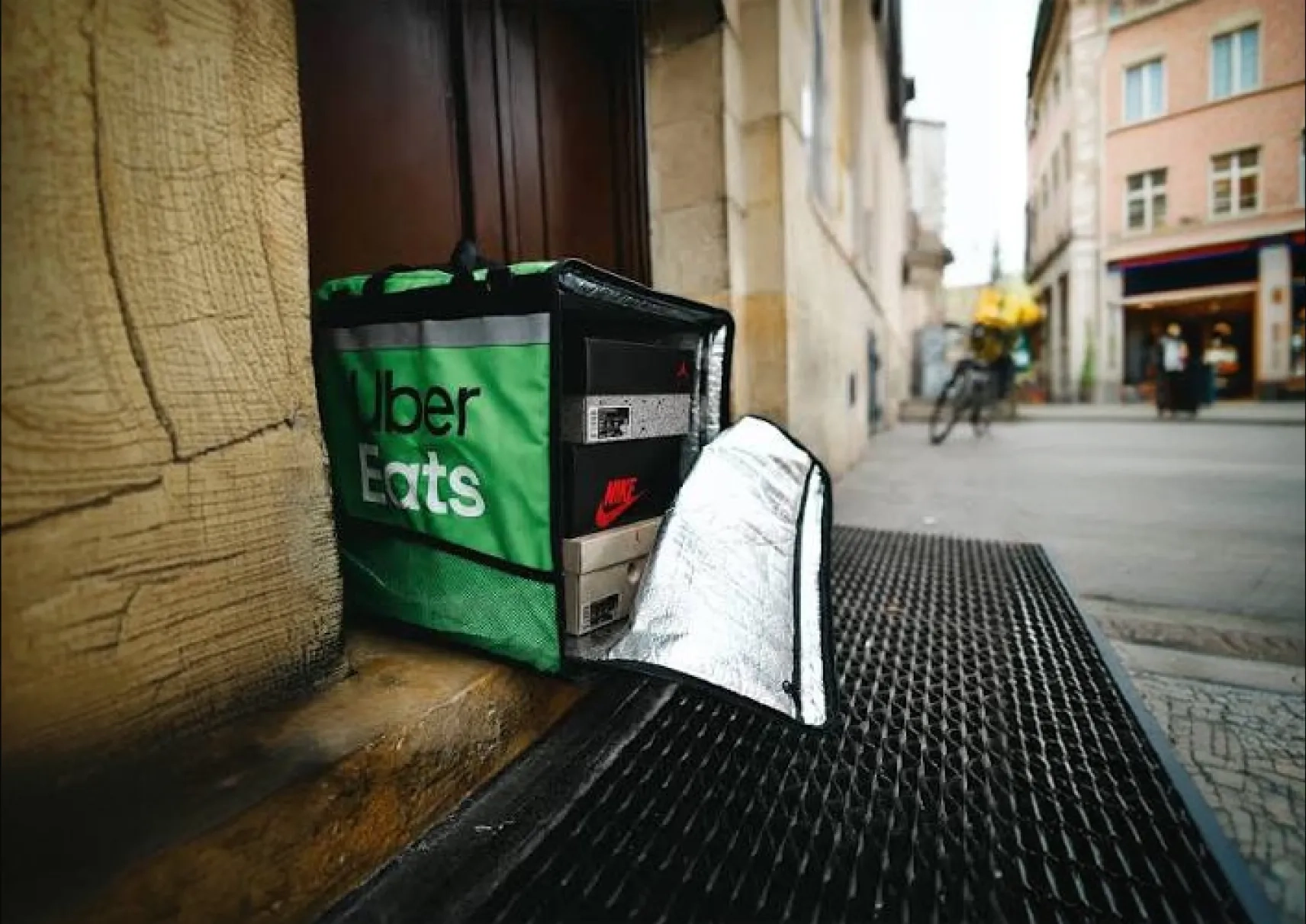 Après les burgers Uber Eats livre désormais des sneakers