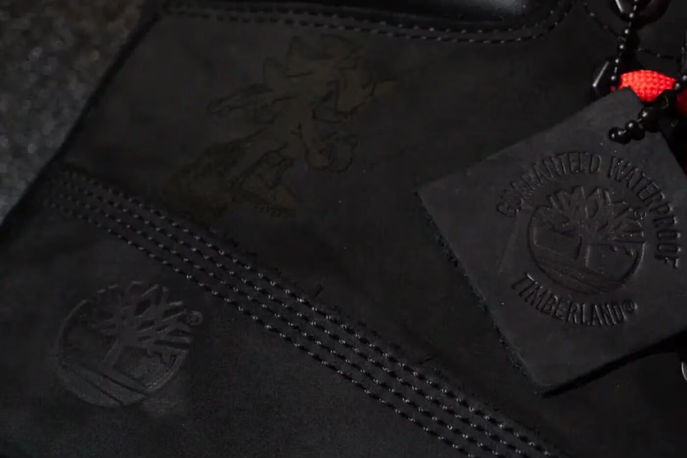 Détail de bottes noires Timberland avec logo Sega et garantie waterproof