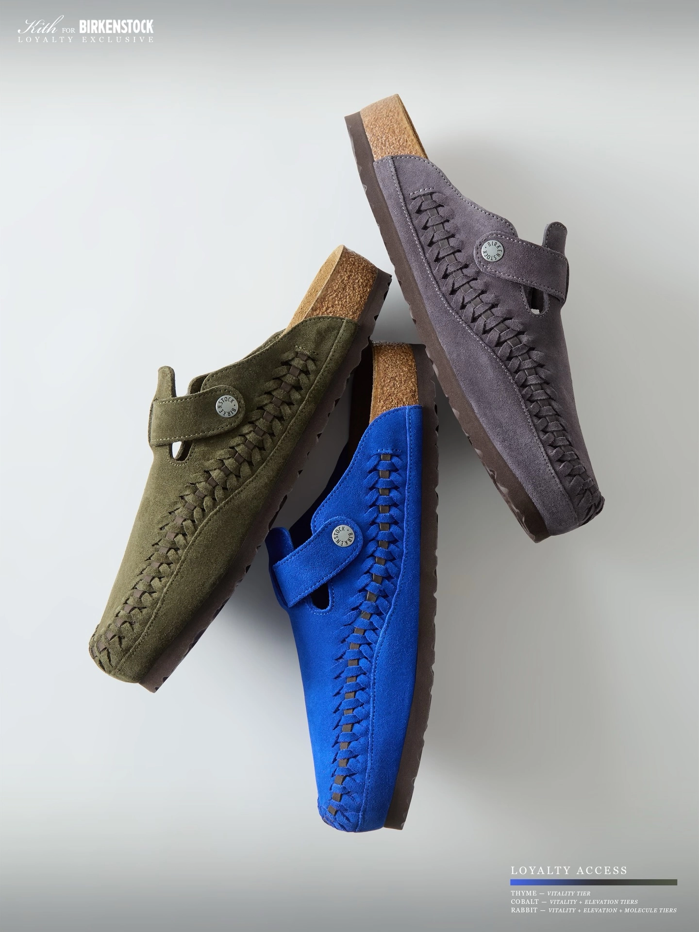 Trois mocassins Kith x Birkenstock verts, bleus et gris posés sur fond gris clair