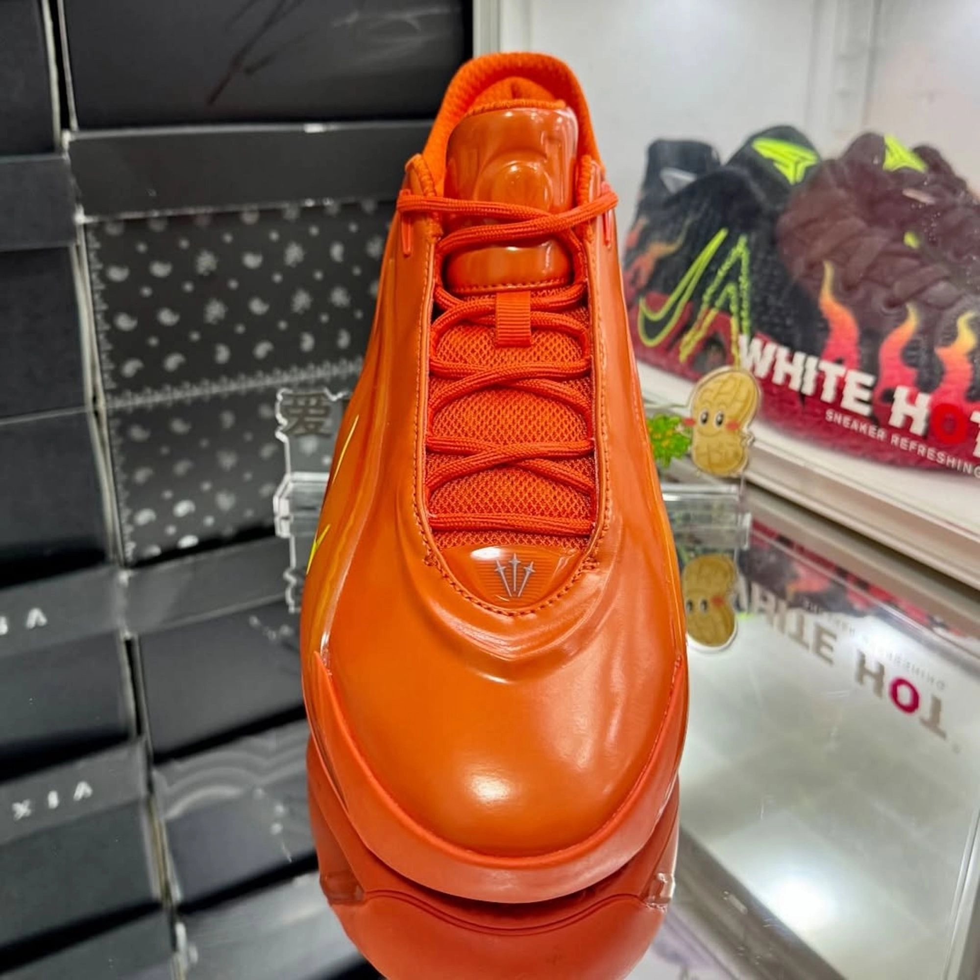 NOCTA Nike KD 19 orange vue de face avec emblème tri-étoiles