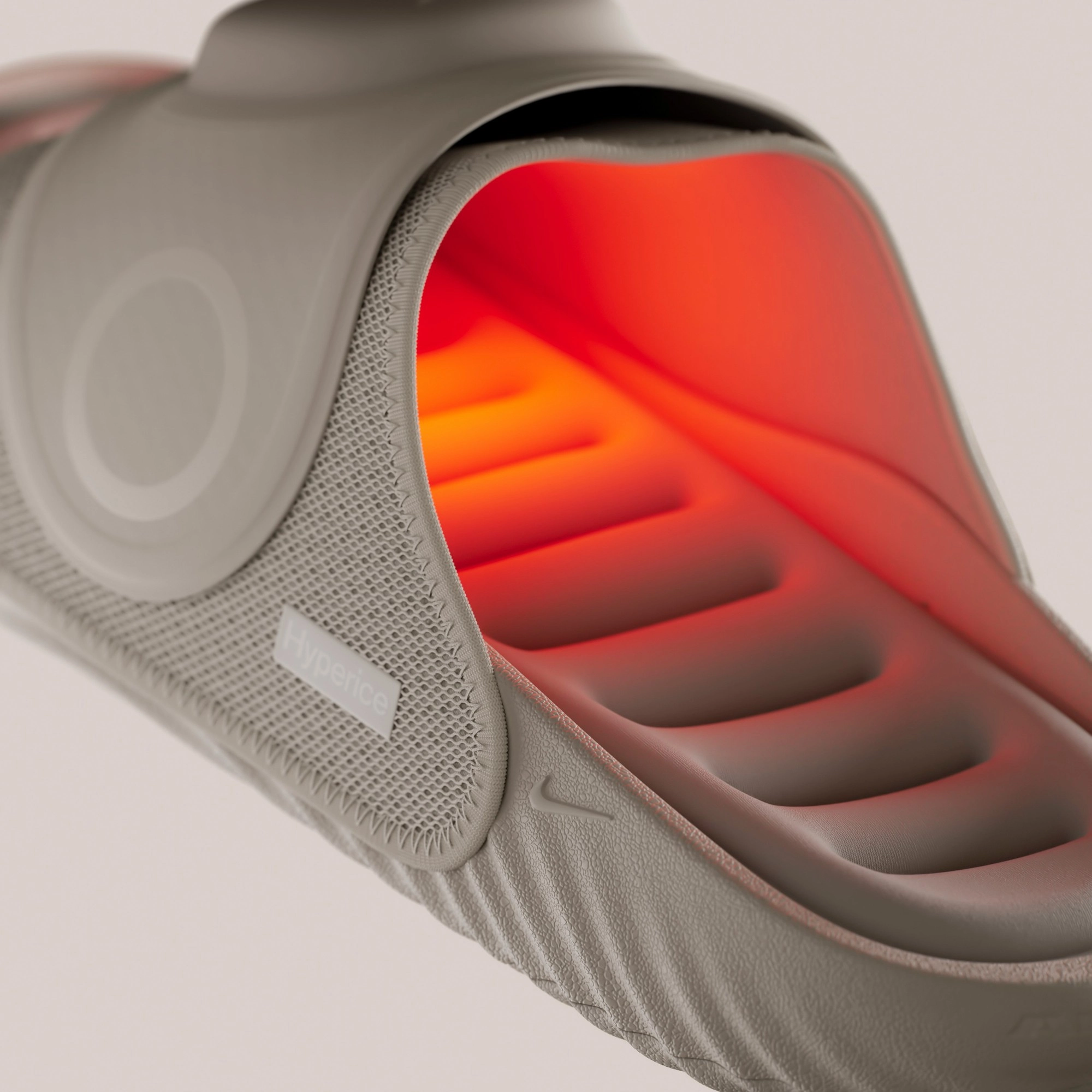 gros plan de la Nike Air Zoom Hyperslide beige avec chaleur orange dans le chausson