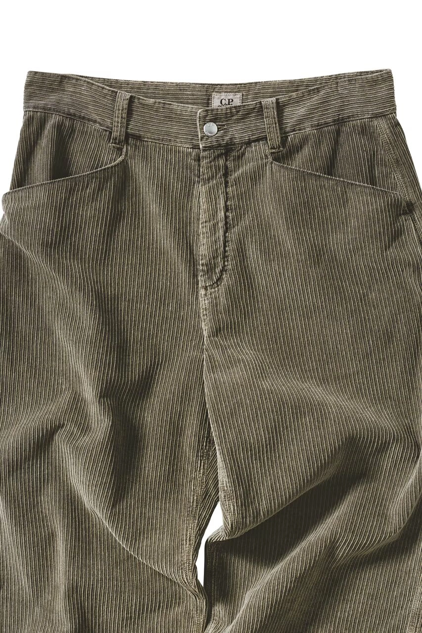 Pantalon en velours côtelé kaki de C.P. Company sur fond blanc