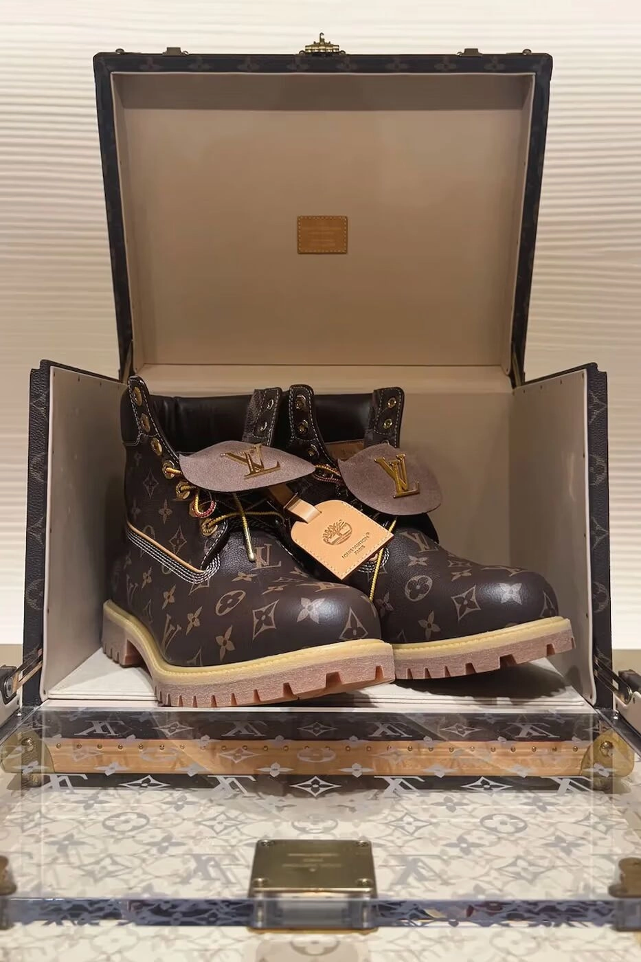 Boots Pharrell Louis Vuitton Timberland dans un coffret louis vuitton ouvert